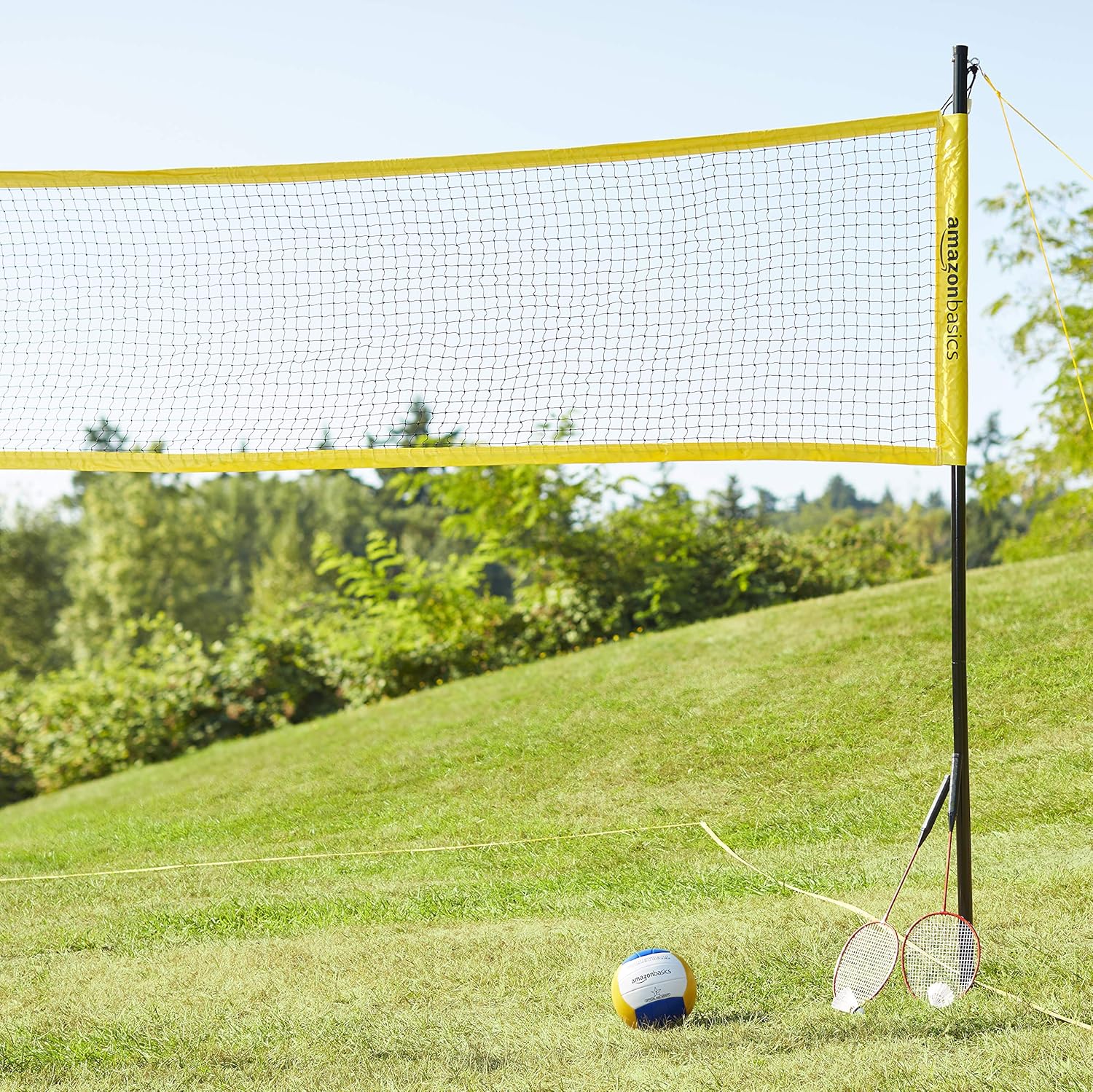 Craques outdoor volleyball and badminton set showing net, volleyball, and two badminton rackets on grass