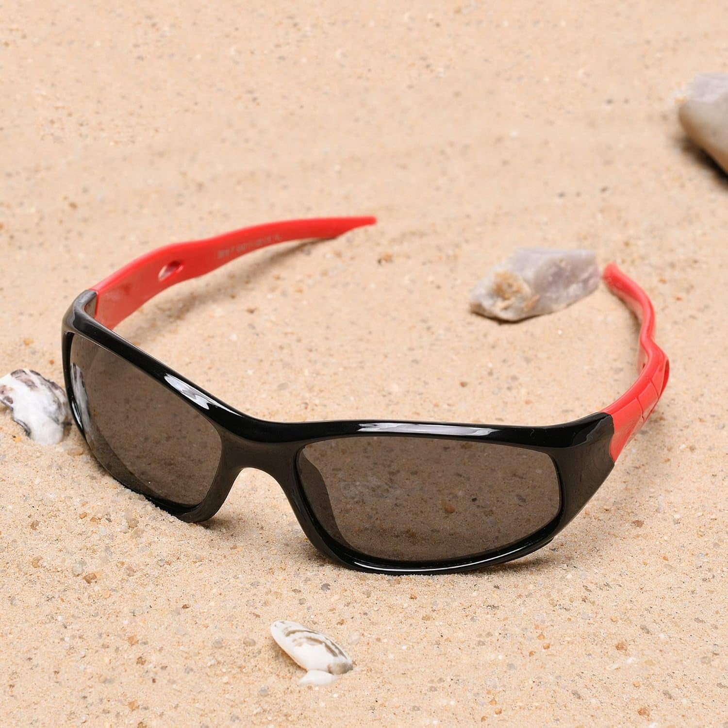 Craques kids polarized sports sunglasses with black frame and red temples on sand