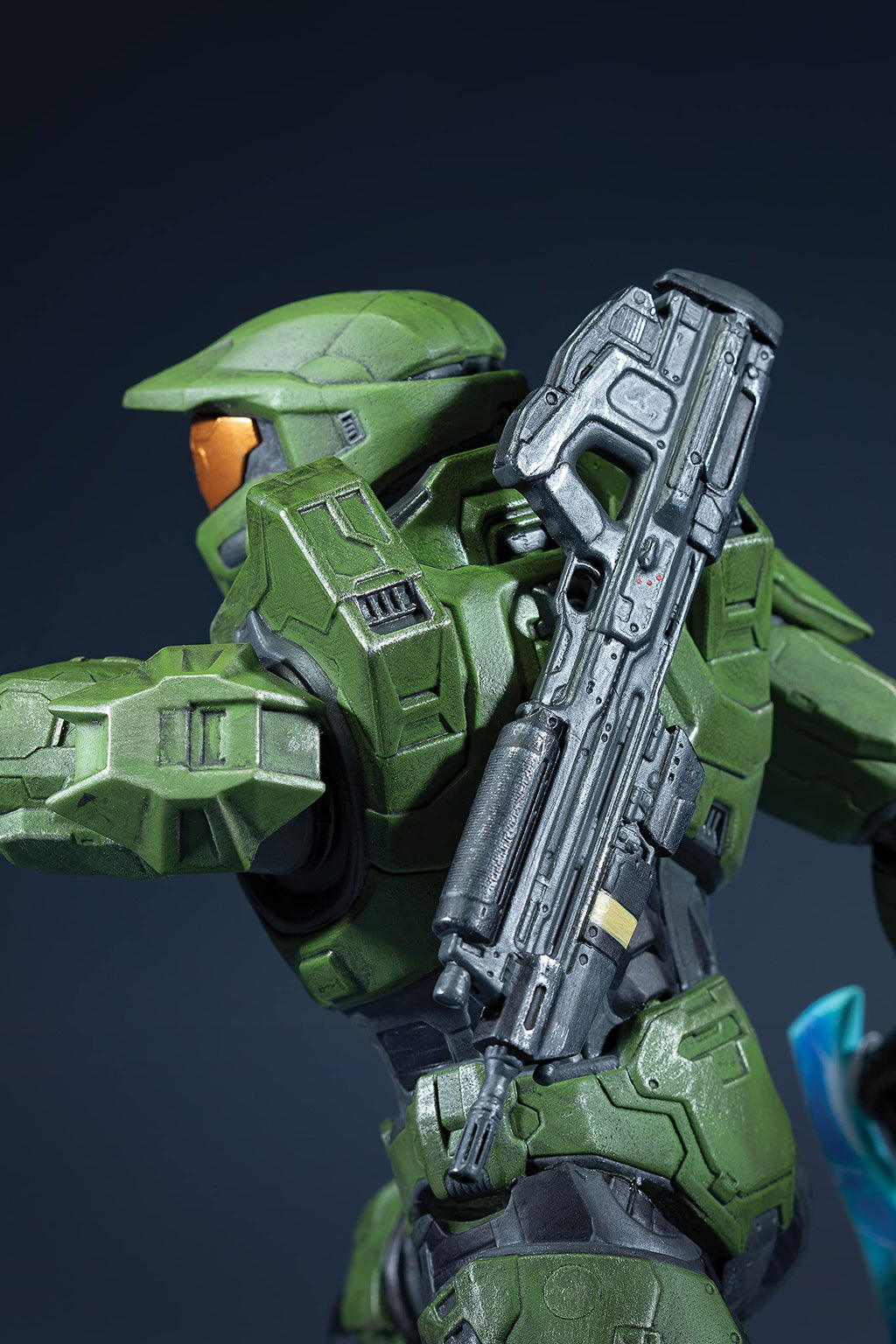 Craques Halo Infinite Master Chief statue detailed green armor with futuristic weapon on dark background