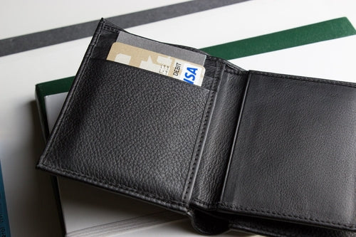 Craques slim passcase wallet for men in black leather with card slots and sleek design
